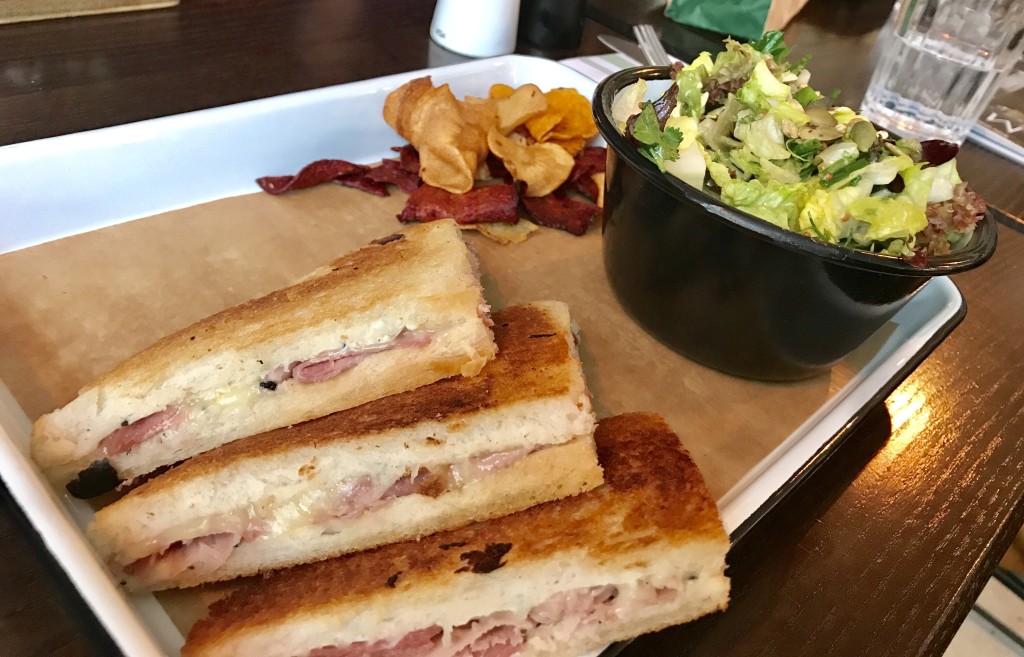 Croque Monsieur beaufort, chips de légumes et salade fraiche