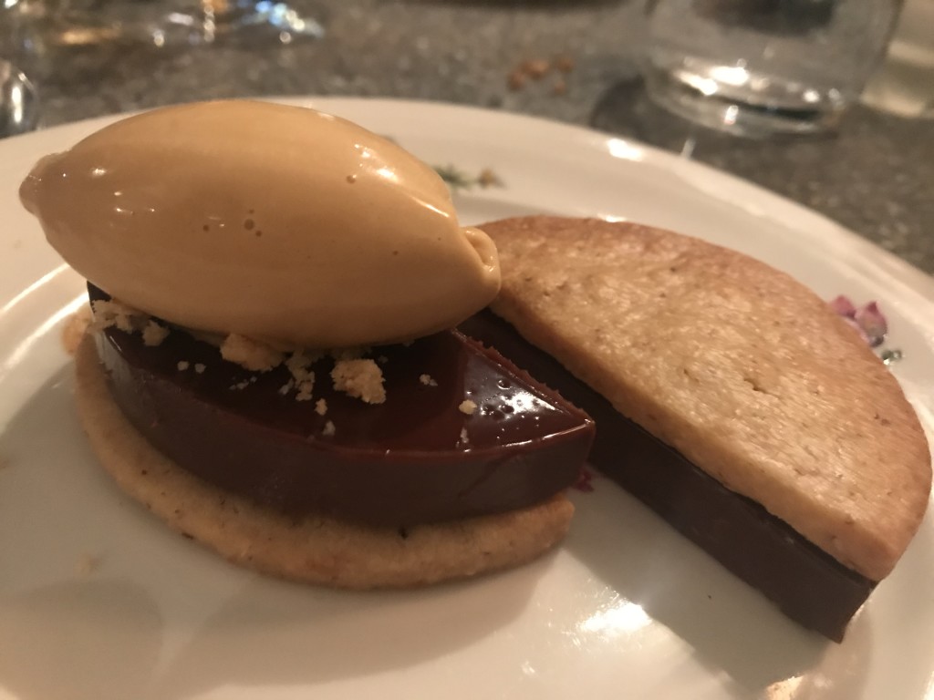 Tarte au chocolat, fleur de sel, praliné amande, glace caramel au beurre noisette