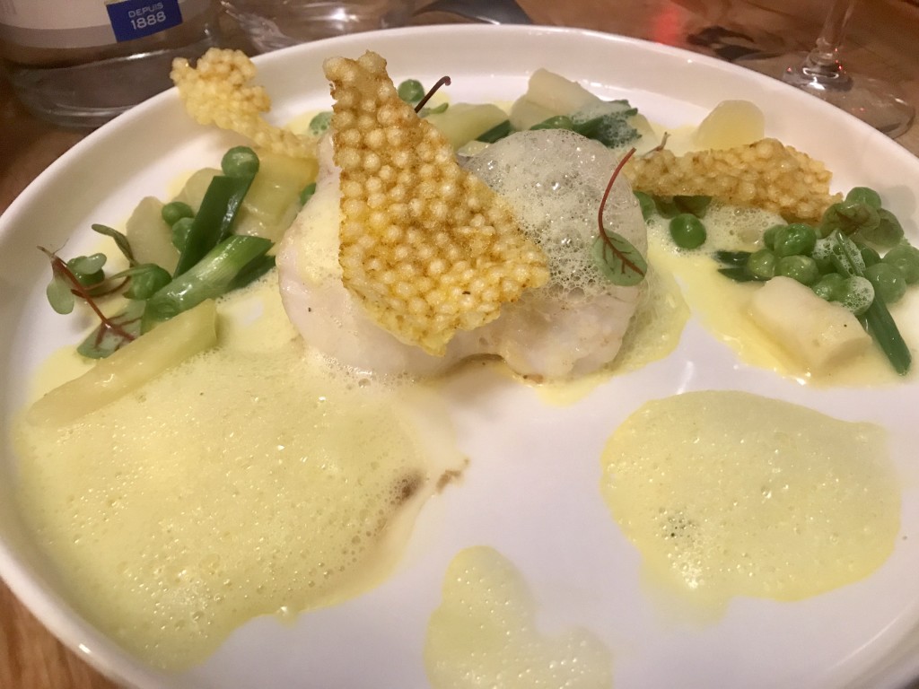 Pêche du jour / jardinière de légumes / mousseline d'oignon à la verveine / émulsion au safran du cap corse