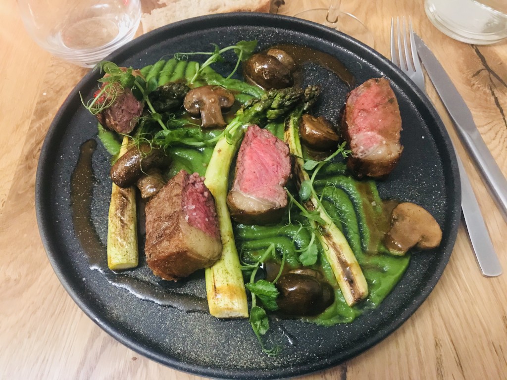 Faux filet / asperges vertes / champignons / jus légèrement crémé