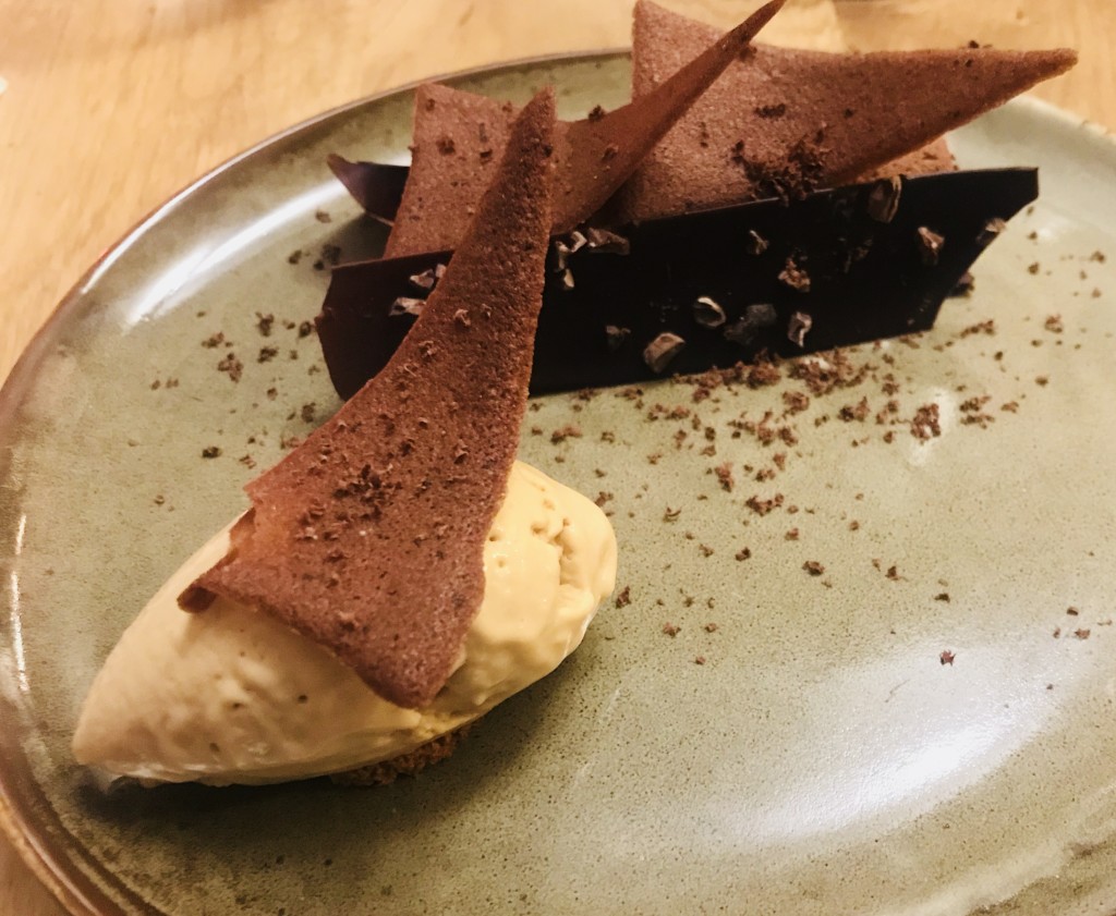 Mousse au chocolat 70% / tuile croustillante / glace à la brioche toastée