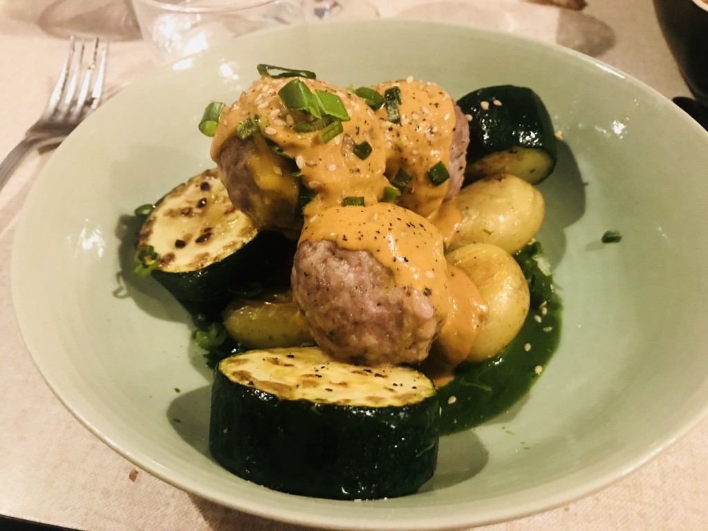 Boulettes de cochon au cheddar et crème de chorizo, courgettes poêlées, grenailles et coulis de persil