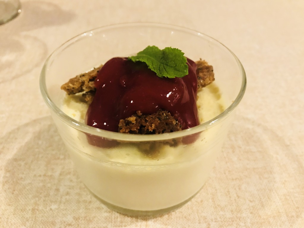 Pannacotta à la menthe et coulis de cerise