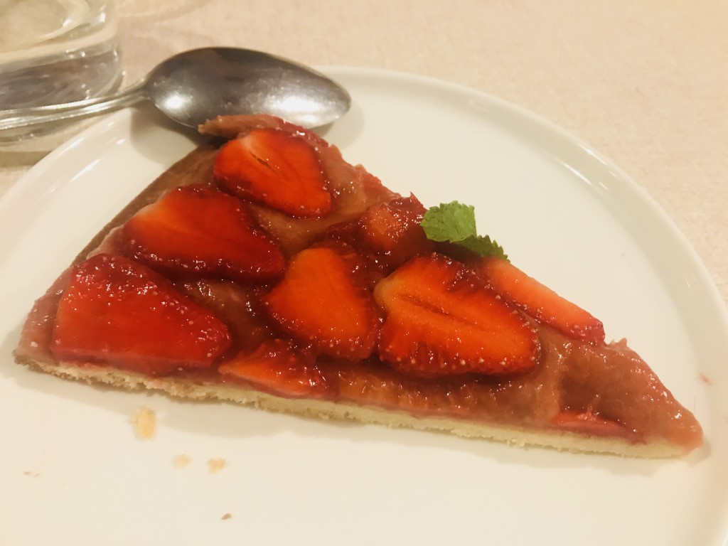 Tarte maison à la rhubarbe et fraises